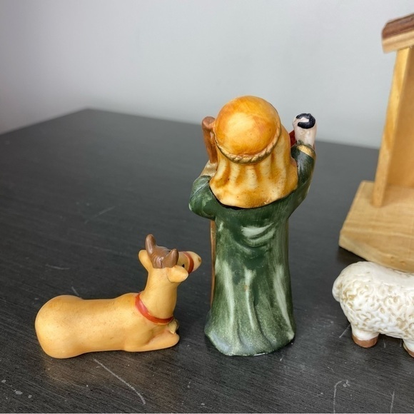 Vintage Home For The Holidays Wood Crèche & Porcelain Nativity Set, Complete - Picture 8 of 12